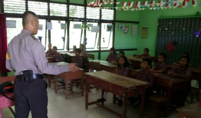 Police Goes To School Bripka Saprin Gunawan di SDN 46 Sungai Pelanduk