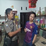 Bhabinkamtibmas Sambangi Toko Sembako Serta Sampaikan Pesan Kamtibmas