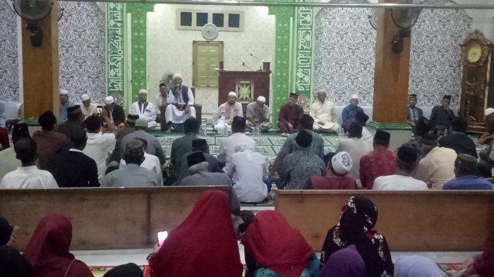 Meriahkan Acara Maulid Nabi, Warga di Lingkungan Masjid Al Jihad Sanggau Nyumbang Kue
