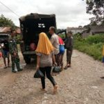 Polsek dan Koramil Kembayan Evakuasi Korban Banjir Di Kecamatan Kembayan