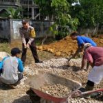 Brigpol Sapto Laksanakan Kerja Bakti Bersama Warga Desa Binaan