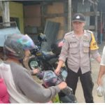 Brigpol Deni Irawan Himbau Warga Gunakan Helm Dalam Berkendara