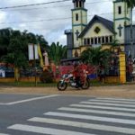 Brigpol Eky Suprianto Atur Lalin di Depan Gereja Paroki Hati Kudus Batang Tarang