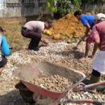 Brigpol Sapto Laksanakan Kerja Bakti Bersama Warga