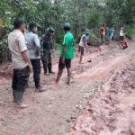 Wujud Sinergitas TNI-Polri bersama Warga Laksanakan Gotong Royong Perbaiki Jalan Rusak