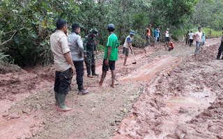 Wujud Sinergitas TNI-Polri bersama Warga Laksanakan Gotong Royong Perbaiki Jalan Rusak