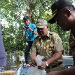 Bupati dan Kapolres Sanggau Tebar 10 Ribu Benih Ikan