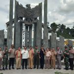 BUPATI SANGGAU DAMPINGI KEMENKO POLHUKAM MONITORING PERBATASAN DARAT ENTIKONG