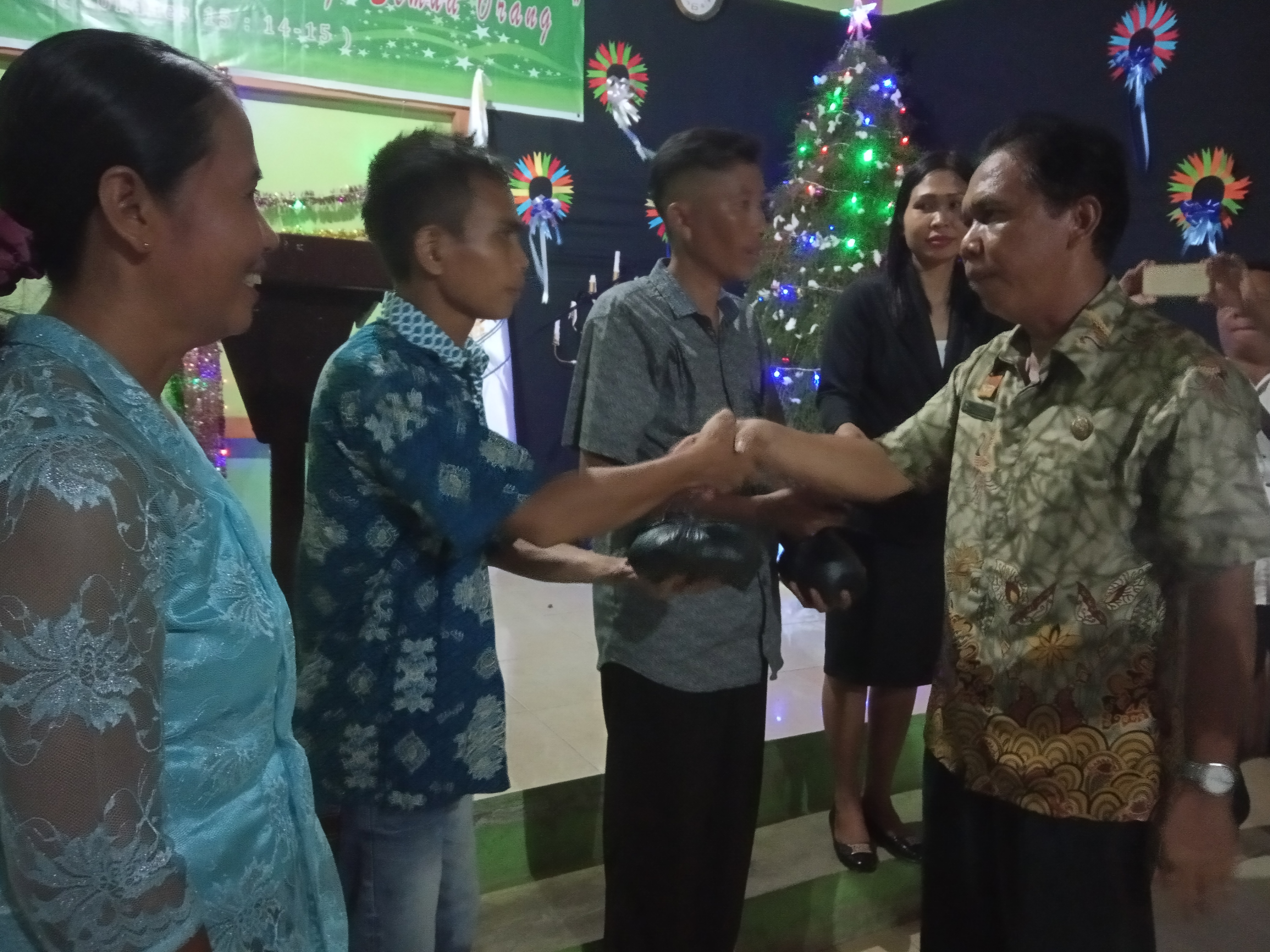 Safari Natal Bersama Jemaat GEPEMBRI Dusun Benua, Pemkab Sanggau Serahkan Bantuan 1,5 Ton Beras