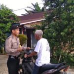Brigpol Sapto Berikan Teguran Kepada Warga yang Tidak Menggunakan Helm