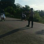 Bripka Sunu Joko Susanto Melaksanakan Strong Point Pagi di Depan SMAN 1 Kembayan