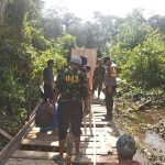 Briptu Ali Solikin Ikut Serta Bergotong Royong  Membangun Jembatan Bersama Warga