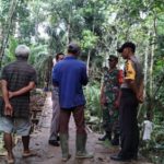 Bangun Semangat Warga, Bhabinkamtibmas Bersama Bhabinsa Meninjau Pembangunan Jembatan