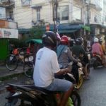 Bripka Saprin Gunawan Atur Lalulintas di Pasar Sentral Sanggau