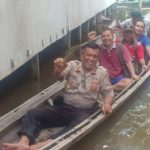 Dengan Perahu Kecil Kapolsek Batang Tarang Sambang ke Desa yang Terkena Banjir
