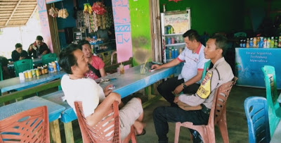 Bhabinkamtibmas Polsek Tayan Hilir Himbaukan Pesan Kamtibmas di Warung