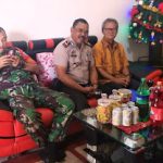 Kapolsek Parindu Safari Natal ke Rumah Tokoh Masyarakat
