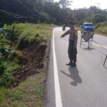 Jalan Lintas Negara Indonesia-Malaysia Longsor