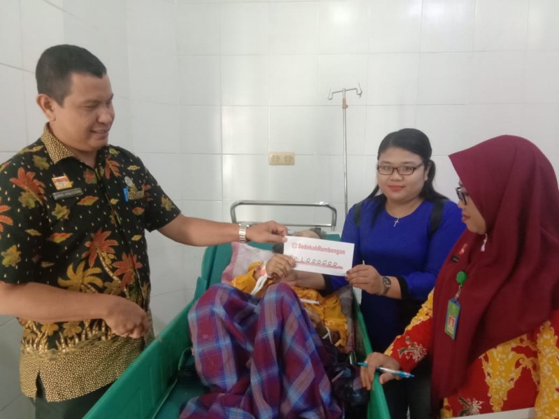Dinsos Sanggau Evakuasi Tiga Warga Terlantar ke Rumah Sakit