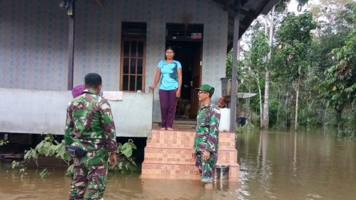 Koramil dan Polsek Kembayan Evakuasi Korban Banjir Di Kecamatan Kembayan