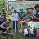Jajaran Polsek Meliau Peduli Penghijauan