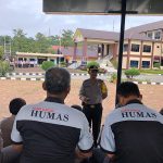 Kabagops Polres Sanggau Berikan Arahan Kepada Anggotanya di Tribun Promoter