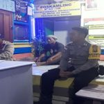 Sambangi Pos Kamling Brigpol Yanmaro Berikan Himbauan Kamtibmas