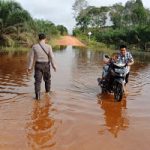 Bhabinkamtibmas Cek Jalan Masuk Dusun Sayu dan Dusun Sansat Desa Sansat yang Tergenang Banjir