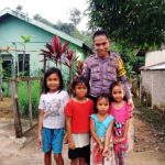 Brigpol Tatak Budi Cahyono Sambangi Anak-Anak yang Ada di Desa Binaan