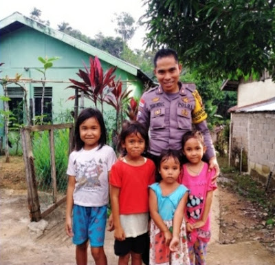 Brigpol Tatak Budi Cahyono Sambangi Anak-Anak yang Ada di Desa Binaan