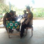 Duduk Santai Bersama Warga Binaannya, Bhabinkamtibmas tak Lupa Sampaikan Pesan Kamtibmas