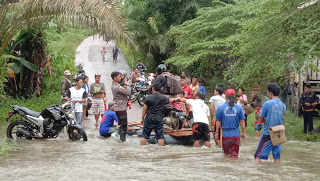Kapolsek Meliau Cek Lokasi Banjir di Desa Melobok