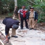 Bripka Wahyu Ari Wibowo Monitoring Pembangunan Jalan Rabat Desa Binaan