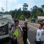 Truk Hantam Ambulans di Jalan Raya Tayan