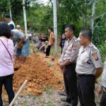 Bripka Suryadi Hadiri Pemakaman Warganya yang Meninggal Dunia