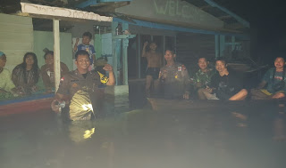 Kapolsek Meliau Turun ke Lokasi Banjir di Desa Cupang