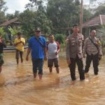Kapolsek Meliau Cek Lokasi Banjir di Desa Kunyil dan Desa Kuala Buayan