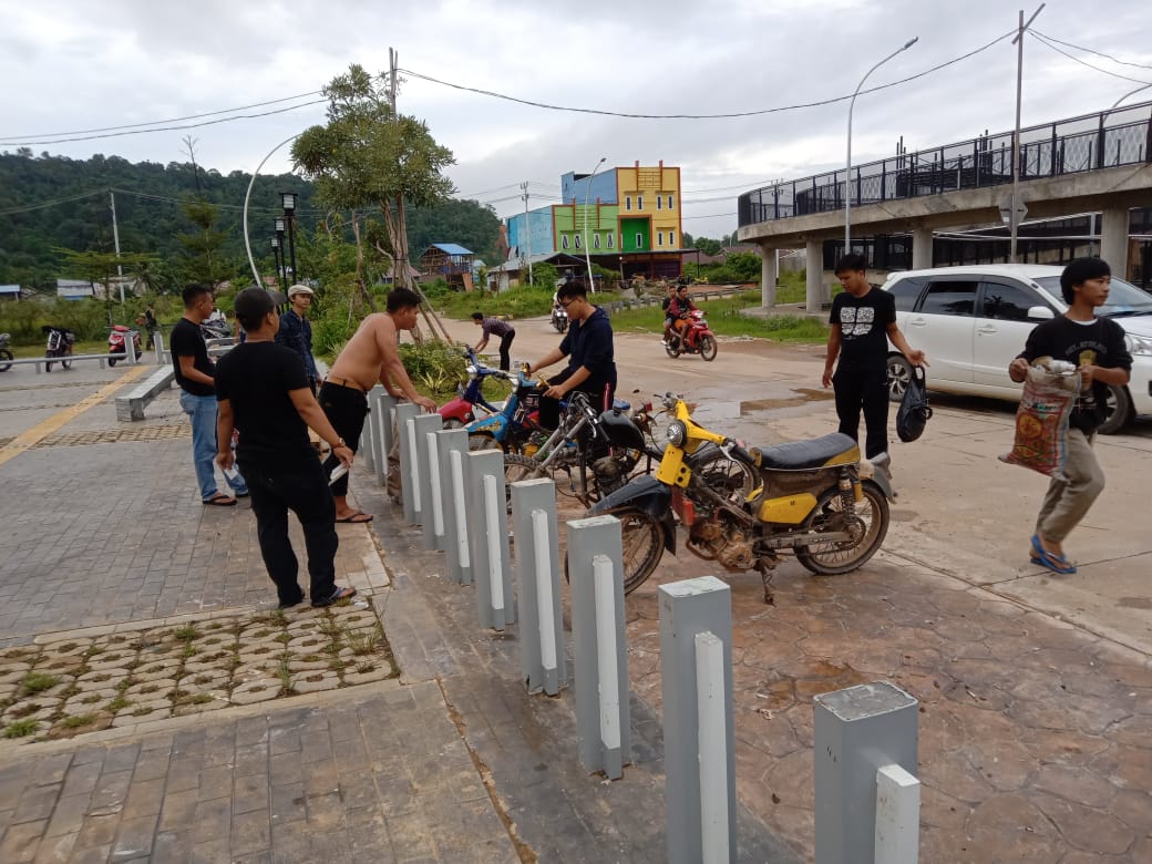Peduli Kebersihan, Serda Rudiansyah Rangkul Anak Motor Bersihkan Bundaran Jembatan Kapuas Tayan