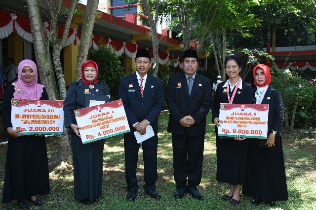 Poto Bersma Penerima Penghargaan dengan Kepala Dinas Pendidikan dan Kebudayaan Sudarsono,S.AP