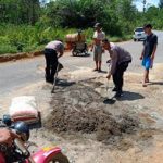 Peduli Keselamatan Pengendara, Kapolsek Tayan Hilir Tambal Jalan