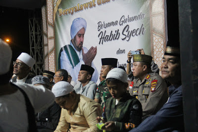 Berikan Rasa Aman Kepada Ribuan Umat Muslim yang Menghadiri Sholatwat Dua Negara Indonesia-Malaysia di PLBN Entikong Kab. Sanggau