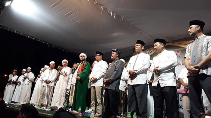 Ribuan Umat Muslim Hadiri Sholawat Dua Negara Bersama Habib Syech di PLBN Entikong