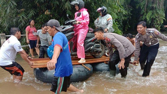 Banjir Rendam Jalan Poros di Meliau, Kapolsek Cek Lokasi dan Imbau Warga