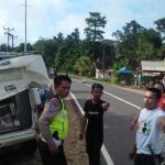 VIDEO: Truk Hantam Ambulans Saat Turunkan Jenazah di Jalan Raya Tayan