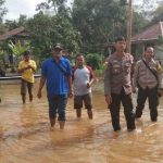 Kapolsek Meliau Cek Lokasi Banjir di Desa Kunyil dan Desa Kuala Buayan