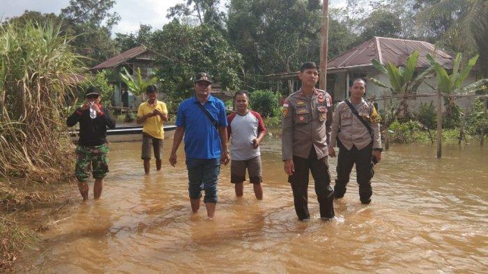 Kapolsek Meliau Cek Lokasi Banjir di Desa Kunyil dan Desa Kuala Buayan