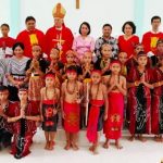 Peresmian Gereja, Rombongan Bupati Sanggau dan Uskup Mgr Yulius Menccucini Disambut Acara Adat