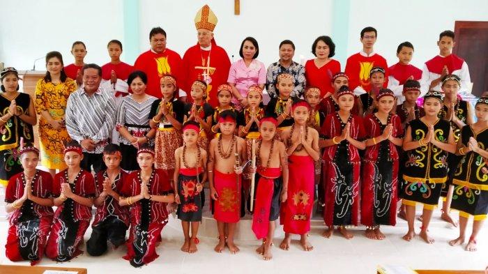 Peresmian Gereja, Rombongan Bupati Sanggau dan Uskup Mgr Yulius Menccucini Disambut Acara Adat