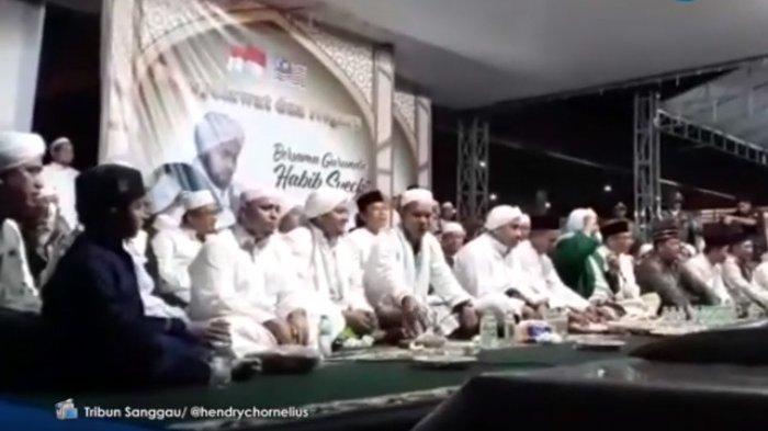 VIDEO: Ribuan Umat Muslim Hadiri Salawat Dua Negara Bersama Habib Syech di PLBN Entikong