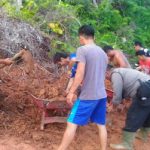 Brigpol Hemy Ikut Kerja Bakti Bersama Warga Dusun Tanjak Mulong